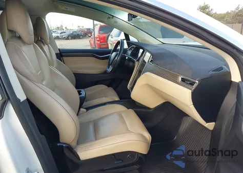 2016 Tesla Model X 60D/70D/75D/90D z USA, uszkodzony, nr VIN 5YJXCAE24GF001864